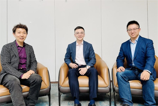 黄张凯、于炎鑫、靳悦荣（从左至右）在直播现场。新网银行供图