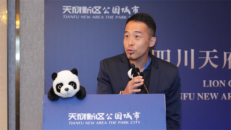 新加坡天工開悟科技有限公司創始人許杰發言。四川天府新區融媒體中心供圖