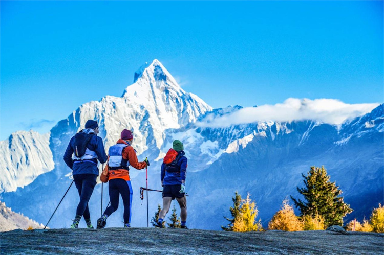 游客在四姑娘山景区徒步。四姑娘山景区管理局供图