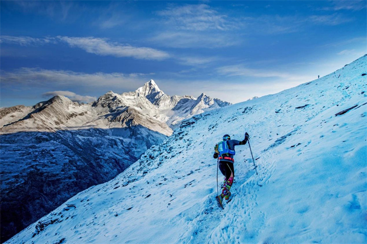 专业人士登四姑娘雪山。四姑娘山景区管理局供图