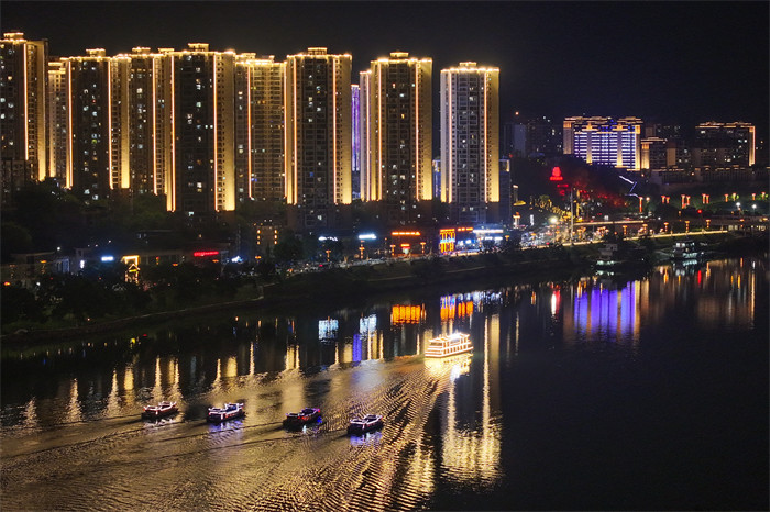 “嘉陵舫”游船。
