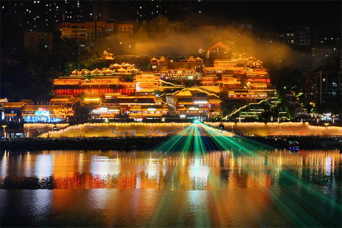 沿口古镇夜景。
