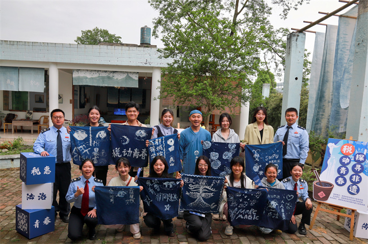 大学生展示自己的蜡染作品。成都市税务局供图
