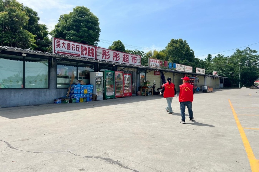 管理夜市。杨之逸、焦国辉供图