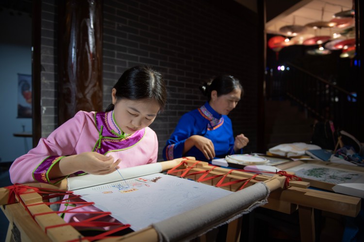 王心萍和母亲张菊花绣麻柳刺绣。张敏供图