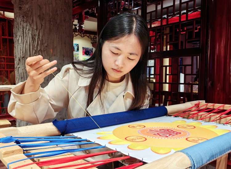 潜心专研刺绣技法的王心萍。张敏供图