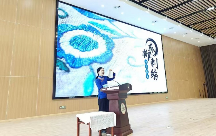 非遗课堂上的王心萍。张敏供图