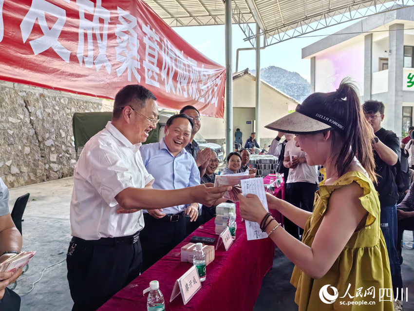 现场发放收购桑葚现金。人民网记者 刘海天摄
