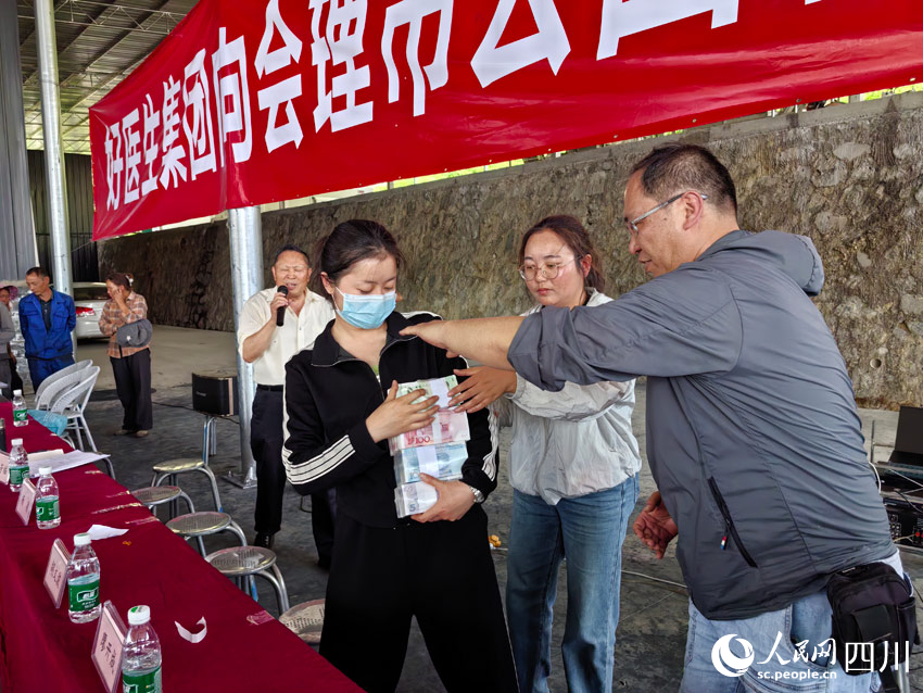 发展产业，振兴乡村，带动群众共同富裕。人民网记者 刘海天摄