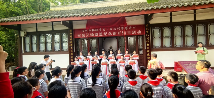 贾岛路小学学生朗诵《汤公颂》。易奎西摄