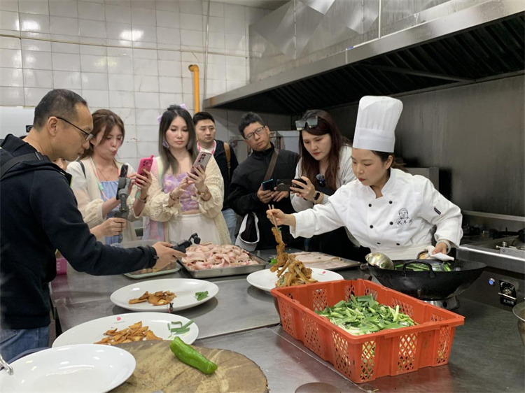 两岸媒体关注广汉美食制作。广汉市融媒体中心供图