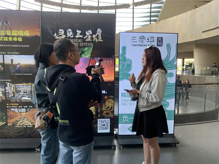 两岸媒体人关注三星堆文物保护。广汉市融媒体中心供图