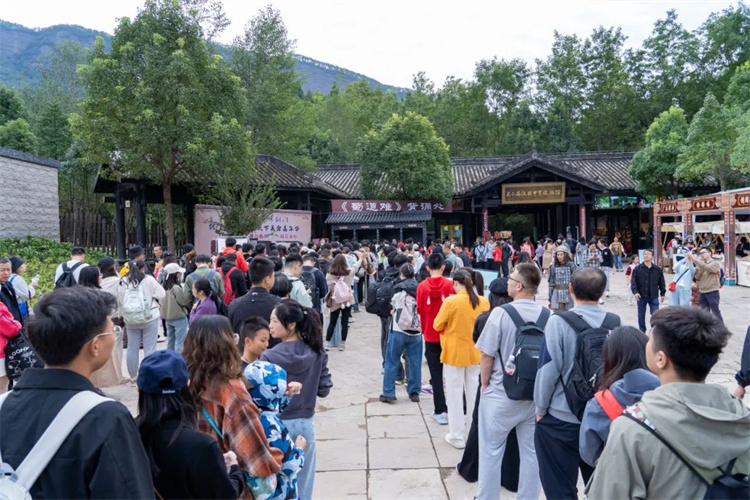 “背诵《蜀道难》奖游剑门关”活动吸引众多游客参与。阳林玥供图