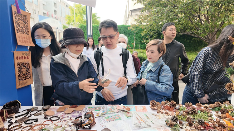 北京市民关注松潘文创产品。松潘县融媒体中心供图