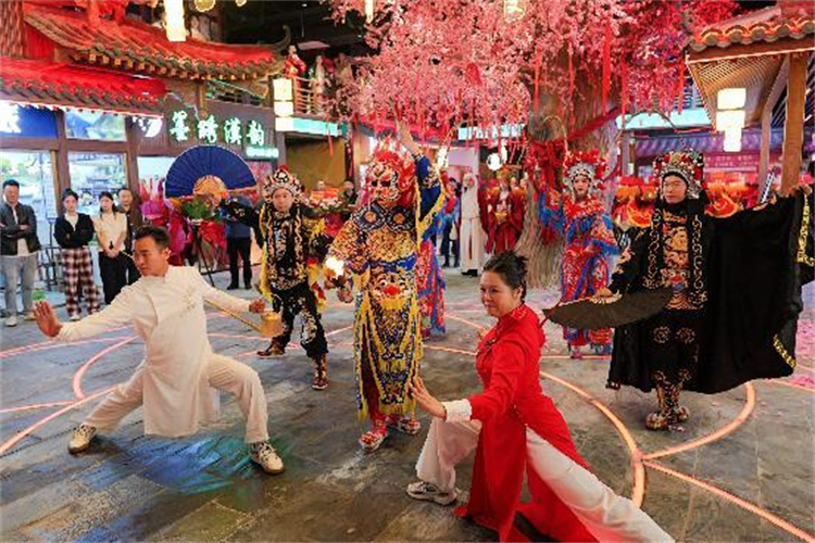东华里为游客准备的传统文艺表演。青羊区商务局供图