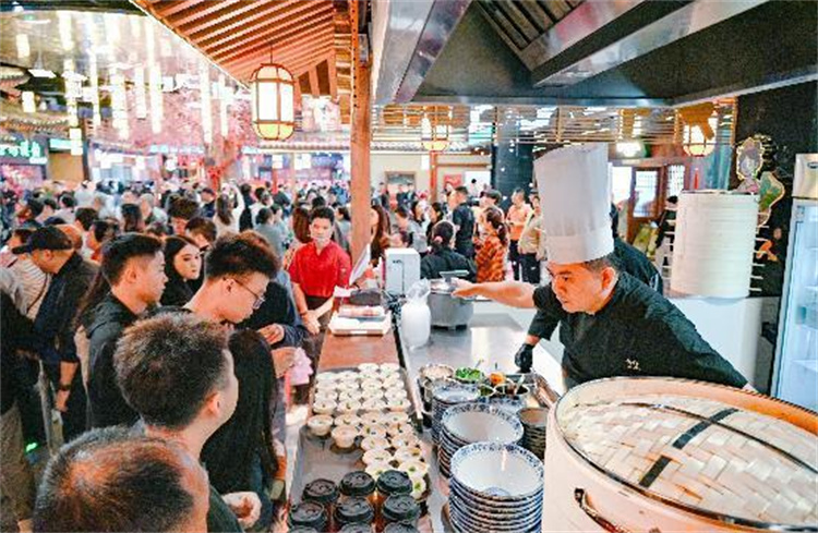 市民游客在南翔馒头店排队买馒头。青羊区商务局供图