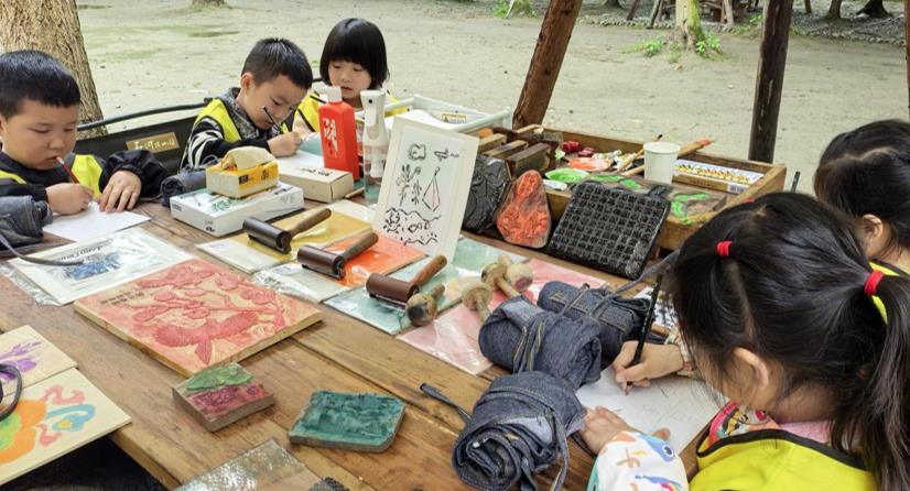 孩子们体验非遗木版水印。崇州市廖家镇党建办供图