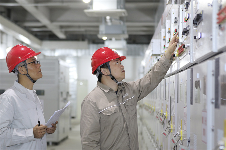 國網成都供電公司員工正在進行投運前設備檢查。國網成都供電公司供圖