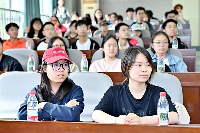 学生们认真聆听。主办方供图