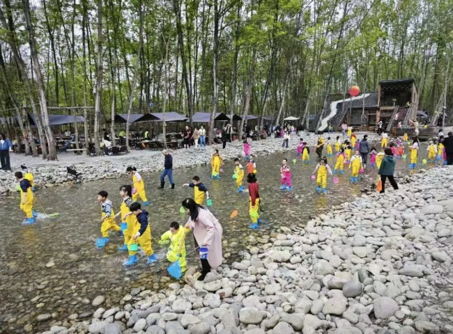 长河落日园“赶海”现场。崇州市委宣传部供图