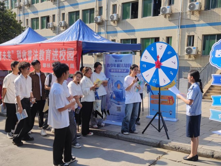 向大学生讲解税收政策。攀枝花市税务局供图