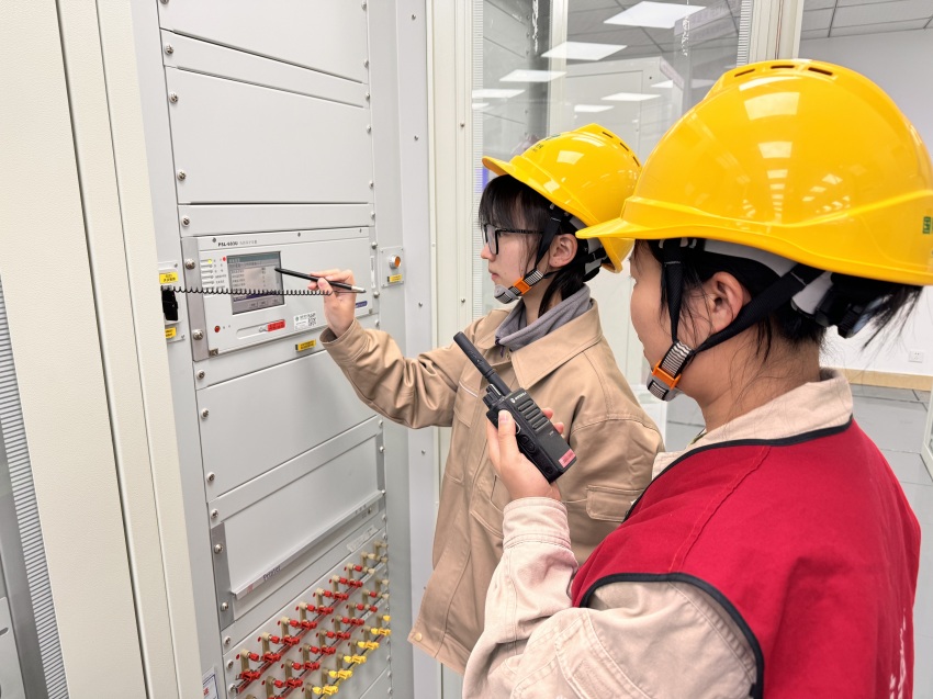 4月28日，巴塘500千伏变电站运维人员开展设备状态核对工作。杨智峰摄