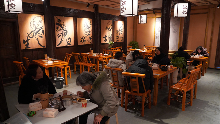 品尝江安地方美食。江安县融媒体中心供图