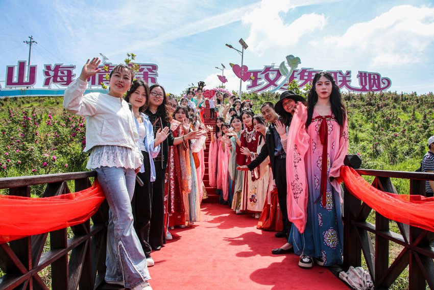 游客在玫瑰园打卡。宣汉县委宣传部供图
