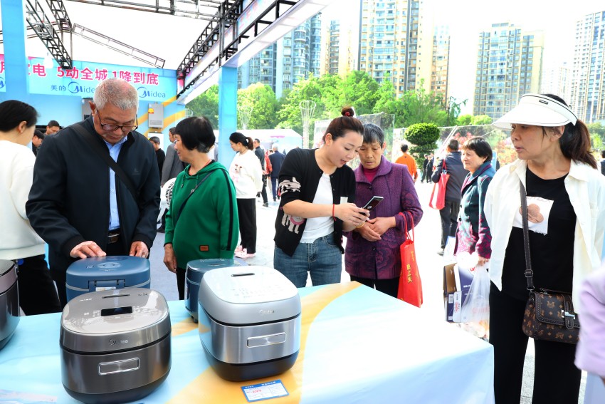 活动现场展出商品。达州市委宣传部供图
