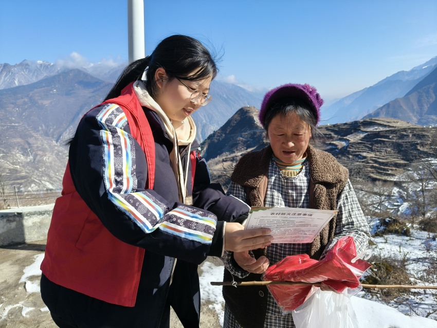 阿坝消防联合消防志愿者深入农村开展消防安全宣传工作。阿坝消防供图