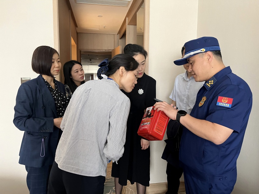 广安消防走进酒店开展消防安全隐患排查工作。广安消防供图