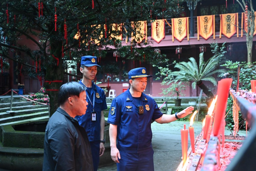 在都江堰月城湖景区，消防部门指导排查消防安全隐患。成都想消防供图
