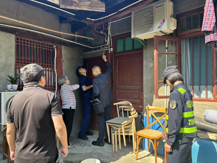 在阆中古城，消防部门指导排查电气线路火灾隐患。南充消防供图