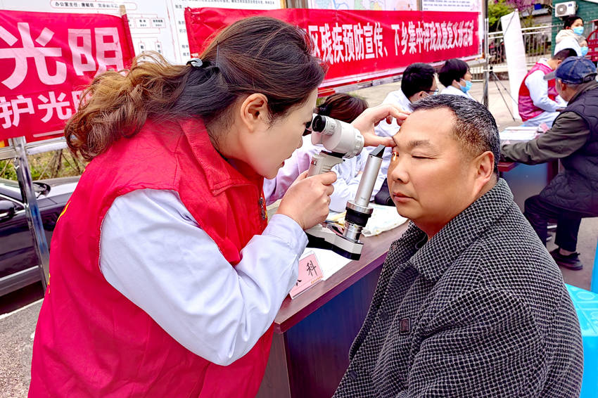 杨建芳深入社区开展义诊。资阳融媒供图
