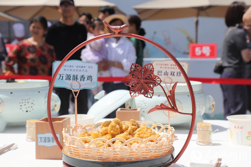 精美菜品万源香酥鸡展示。马发海摄