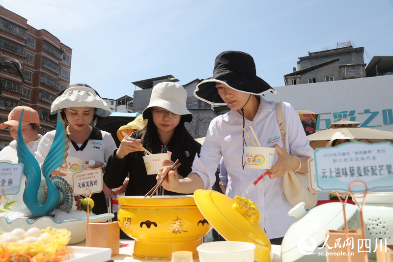 大众评审品尝菜品。马发海摄