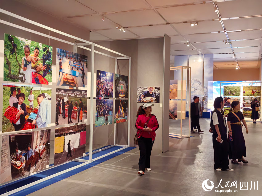 光影作品展现时代。人民网记者 刘海天摄