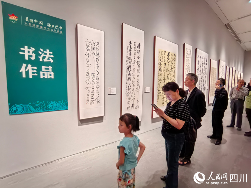 娃娃也来受熏陶。人民网记者 刘海天摄