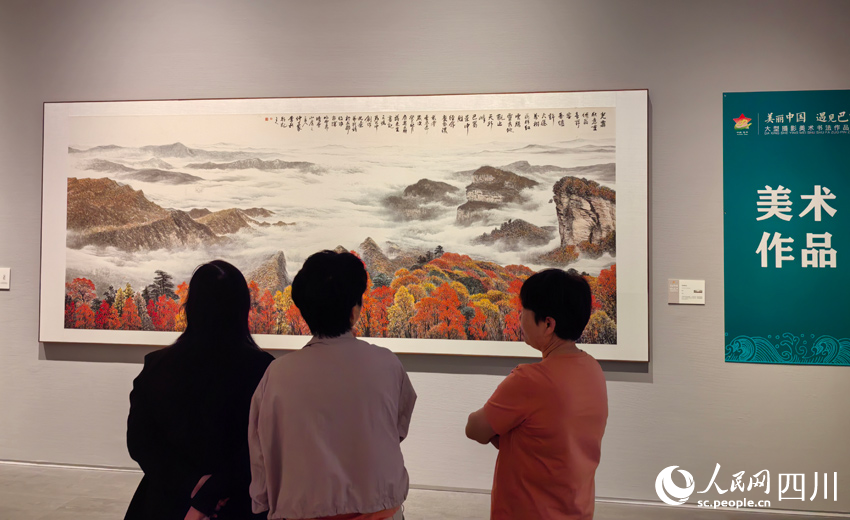 参观者欣赏美丽画作。人民网记者 刘海天摄