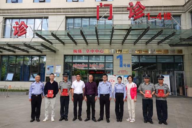 对相关人员进行嘉奖表扬。资阳警方供图