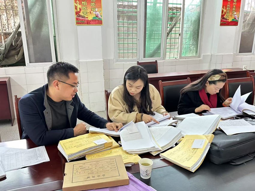 审计人员对校园餐食材出入库台账进行审查。安岳县审计局供图