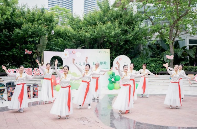 老年朋友带来歌舞表演。殷忠波供图