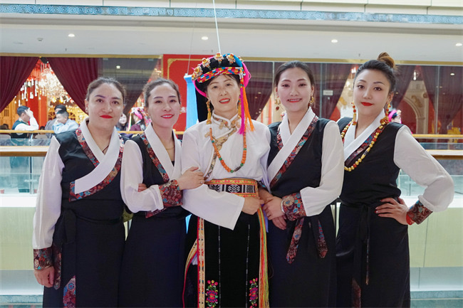 肖芳是全国首位藏族地铁女司机（左四）。成都轨道集团供图