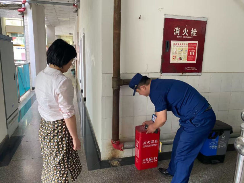 宣传检查不松懈。青神县消防救援大队供图