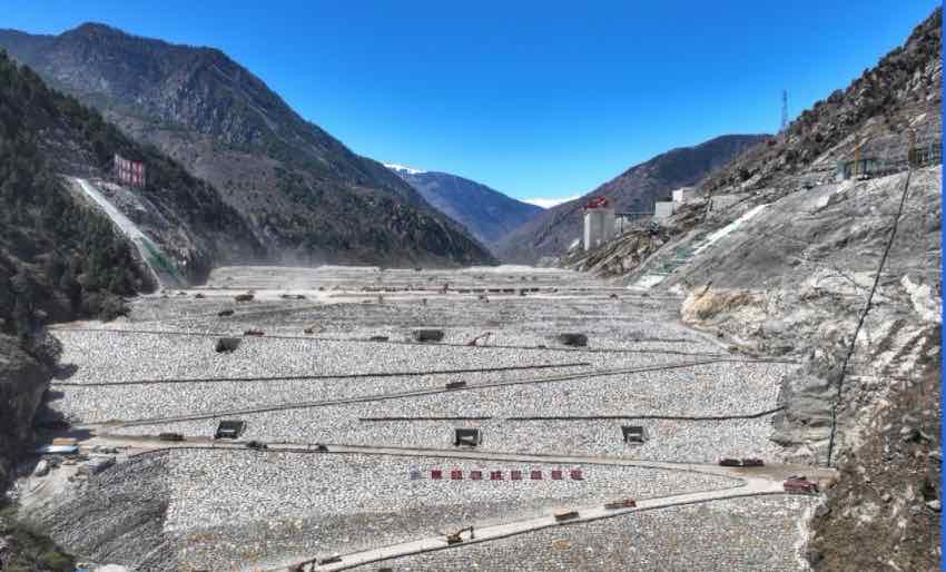 大坝正在建设。中国电建成都院供图