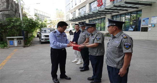 资阳市公安局治安管理支队送奖上门，对医院安保部罗西和保安员童林、王兴军、李文卫四人给予公开表扬并颁发荣誉证书。资阳市公安局供图 