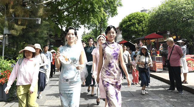 “五一”假期，成都大邑安仁古镇景区好热闹。大邑县委宣传部供图