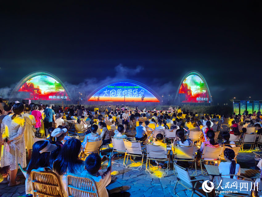 音乐会现场人气爆棚，歌声如潮。人民网记者 刘海天摄