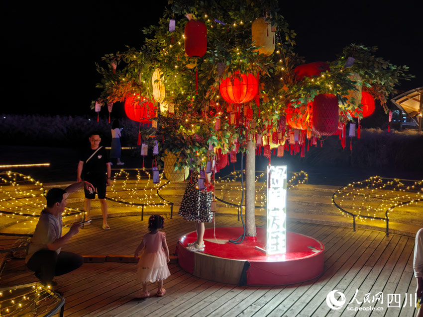 夜空下灯光璀璨，游客们开心玩耍。人民网记者 刘海天摄