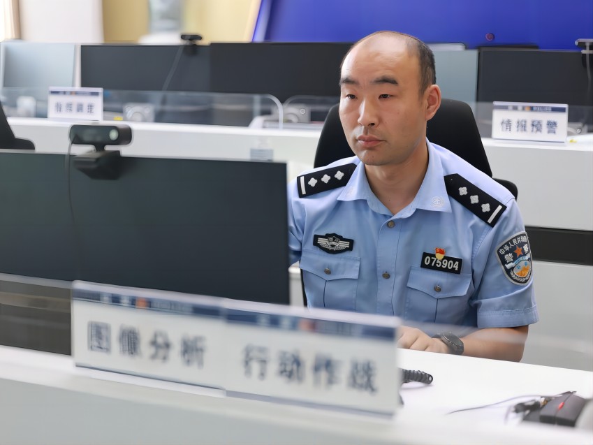 图像分析工作中的张刚。蒲江县公安局供图